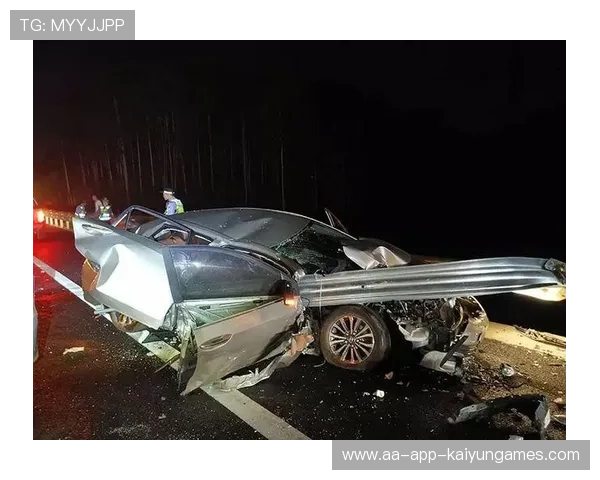 赛车比赛濒死事故惊魂，车身撞碎仍奇迹生还