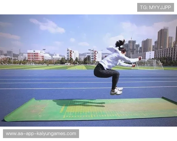 跳远选手腾空瞬间拍下，摄影师称“人类能飞”