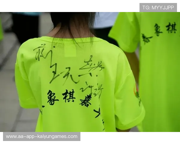 冠军球队球员签名会现场秩序井然粉丝反响热烈，ning冠军签名