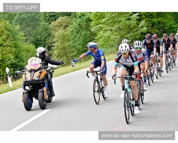 欧洲自行车赛激战正酣,观众热情高涨,欧洲自行车比赛 欧洲自行车赛激战正酣,观众热情高涨,欧洲自行车比赛