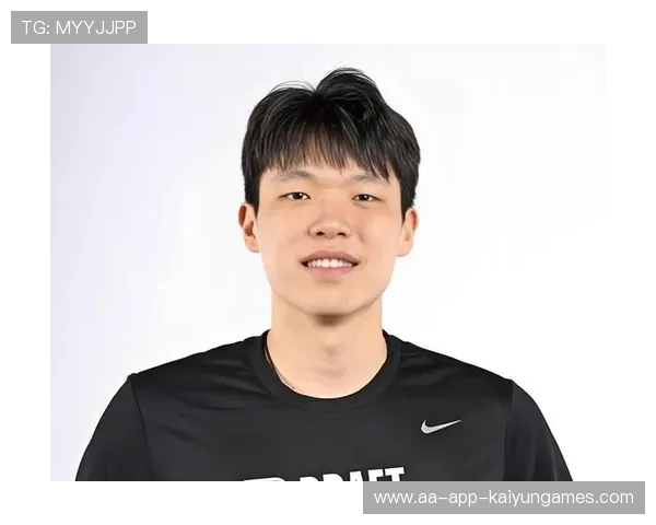 笑容满面！杨瀚森迎来转机！随队征战客场获开拓者认可，杨瀚森这个名字怎么样