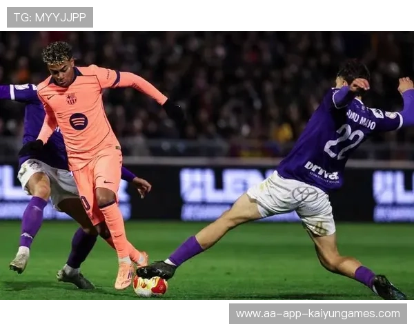 亚马尔右路送出低平球穿透防线，莱万多夫斯基抢点破门